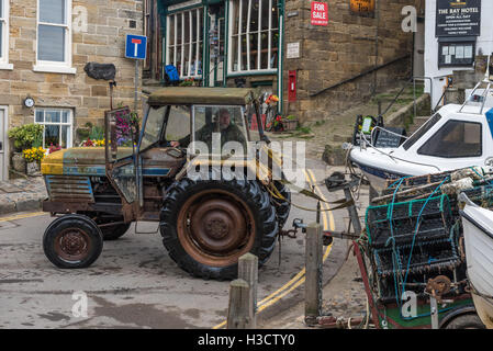 Le stationnement d'un bateau de pêche au-dessus du port de Robin Hood's Bay au Yorkshire Banque D'Images