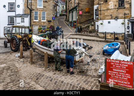 Le stationnement d'un bateau de pêche au-dessus du port de Robin Hood's Bay au Yorkshire Banque D'Images