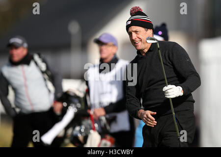 Hugh Grant sur le 1er tee au cours de la première journée de l'Alfred Dunhill Links Championship à Carnoustie Golf Links. Banque D'Images