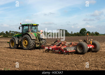 Les terres agricoles sont cultivées avec des disques, Bawdsey, Suffolk, UK. Banque D'Images