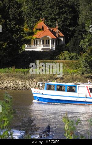 Villa au bord du lac Lesum, traversée en bateau, bateau à vapeur paysage avec une ancienne villa architecture historique Banque D'Images