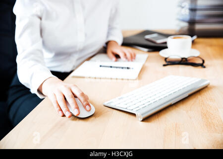 Portrait of women's hands en utilisant le clavier et la souris au bureau Banque D'Images