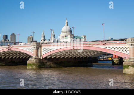 Blackfriars Bridge avec St Paul's en arrière-plan sur une journée ensoleillée. Banque D'Images