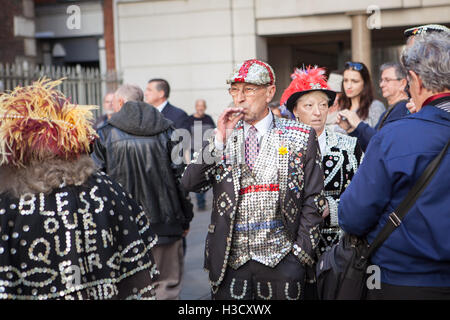 L'Assemblée Pearly Kings and Queens & Costermongers Harvest Festival tenu à la Guildhall, London, UK Banque D'Images