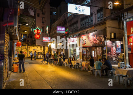 Les gens manger sur la petite et tranquille rue Tang Lung dans Causeway Bay sur l'île de Hong Kong la nuit. Banque D'Images