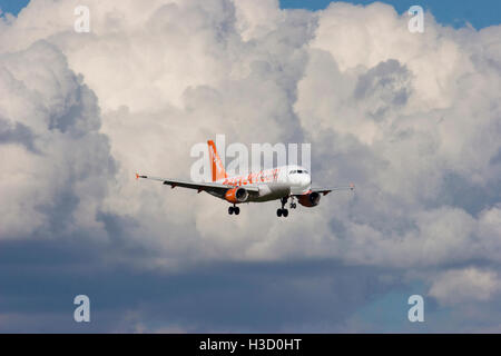 G-EZEW EasyJet Airbus A319-111 en approche finale à Londres Stansted avec forte tempête nuages dans l'arrière-plan. 29 juillet 2007. Banque D'Images