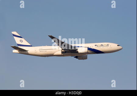 4X-ECF El Al Israel Airlines Boeing 777-258ER en vol. Banque D'Images