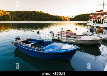 Bateaux ancrés sur la rivière Krka au coucher du soleil, la Dalmatie, Croatie Skradin, Banque D'Images