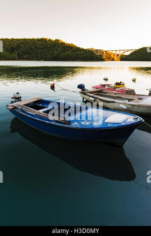 Bateaux ancrés sur la rivière Krka au coucher du soleil, la Dalmatie, Croatie Skradin, Banque D'Images