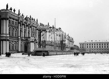 Urss, Leningrad, hiver 1977 - vers février. La place du palais. Avant que le palais d'hiver la tribune pour des manifestations. communiste Numérisation de film. Banque D'Images