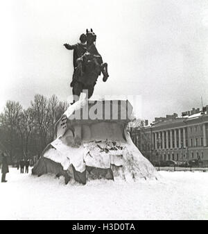 Urss, Leningrad, hiver 1977 - vers février. Monument de l'empereur russe Pierre le Grand, connu sous le nom de cavalier de Bronze.Film scan. Banque D'Images