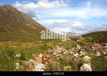 Vieux pont en bois menant à Buachaille Etive Mor, Glencoe, en Écosse. Banque D'Images