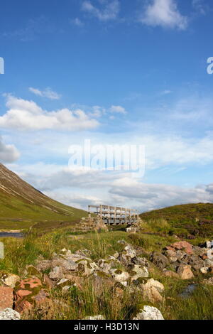 Le pont qui mène à Buachaille Etive Mor, Glencoe, en Écosse. Banque D'Images