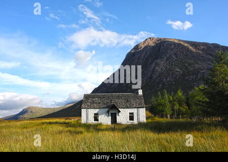 Le Lagangbarbh Montagne Buachaille Etive hut et Mor, Glencoe, Ecosse, Royaume-Uni. Banque D'Images