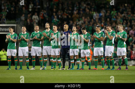 République d'Irlande les joueurs forment pour l'hymne national avant de lancer au cours de la qualification pour la Coupe du Monde FIFA 2018 match à l'Aviva Stadium de Dublin. Banque D'Images