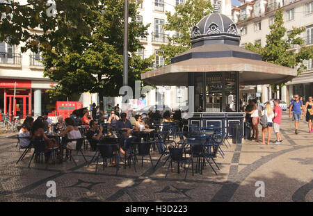 Café en plein air Praca Luis de Camoes quartier du Chiado Lisbonne Portugal Banque D'Images