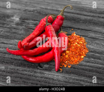 Fresh Red Hot Chili Peppers et les flocons de piment Banque D'Images