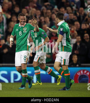 République d'Irlande est Seamus Coleman fête marquant son premier but de côtés du jeu avec la République d'Irlande James McCarthy (à gauche) pendant la Coupe du Monde 2018 match de qualification à l'Aviva Stadium de Dublin. Banque D'Images