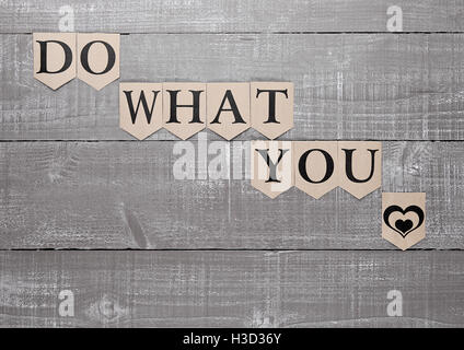 Faites ce que vous aimez signe symbole coeur sur bois. Signe de la Motivation Banque D'Images