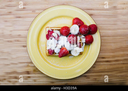 Vue de dessus d'aliments servis dans la plaque sur la table en bois Banque D'Images