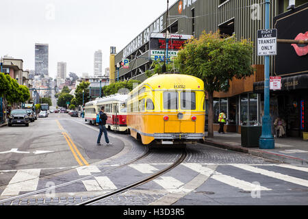 Street view of historic streetcar dans la région de Fishermans Wharf San Francisco California USA Banque D'Images