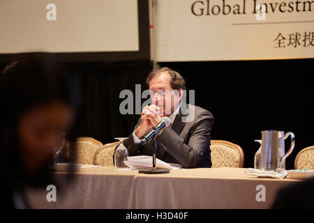 New York, États-Unis. 05Th Oct, 2016. Le professeur Singh bouzeghoub, Lee Kuan Yew School of Public Policy, Université nationale de Singapour, et l'Université de Georgetown, Washington DC. Anciennement directeur général et chef des affaires réglementaires, de l'Asie Pacifique pour JP Morgan et directeur de l'Asie et du Pacifique, du FMI, du ministère de la présence d'adresses Global Investment Conference 2016, cérémonie d'ouverture. © Mark J. Sullivan/Pacific Press/Alamy Live News Banque D'Images