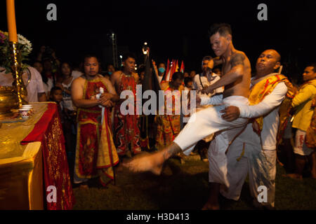 Phuket, Thailande. 06 Oct, 2016. Les dévots de la Chinese jui tui culte prendre part à l'Assemblée culte festival végétarien de Phuket, Thaïlande © Panupong Changchai/Pacific Press/Alamy Live News Banque D'Images