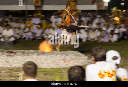 Phuket, Thailande. 06 Oct, 2016. Les dévots de la Chinese Jui Tui culte prendre part à une marche d'incendie annuel célébrant le festival végétarien de Phuket, Thaïlande © Panupong Changchai/Pacific Press/Alamy Live News Banque D'Images