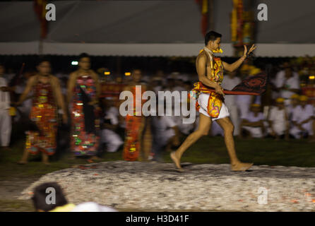 Phuket, Thailande. 06 Oct, 2016. Les dévots de la Chinese Jui Tui culte prendre part à une marche d'incendie annuel célébrant le festival végétarien de Phuket, Thaïlande © Panupong Changchai/Pacific Press/Alamy Live News Banque D'Images