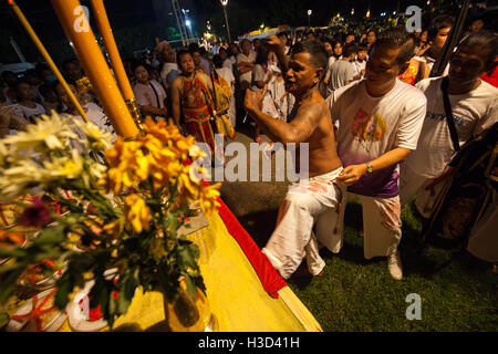 Phuket, Thailande. 06 Oct, 2016. Les dévots de la Chinese jui tui culte prendre part à l'Assemblée culte festival végétarien de Phuket, Thaïlande © Panupong Changchai/Pacific Press/Alamy Live News Banque D'Images