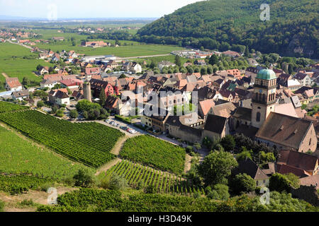 La vue de Kaysersberg, France et ses vignes depuis près du Château de Kaysersberg. Banque D'Images