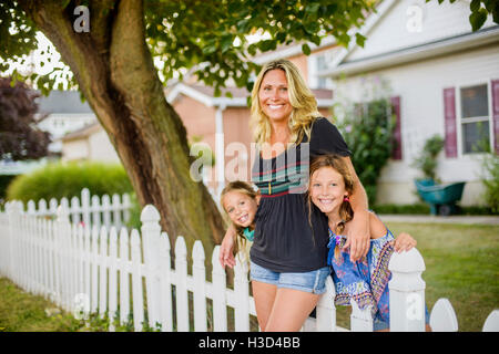 Portrait of happy family in backyard Banque D'Images