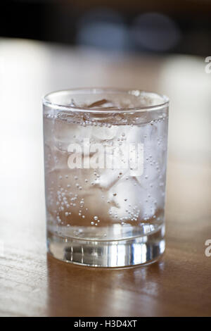 Close-up d'eau gazeuse en verre sur la table en bois Banque D'Images