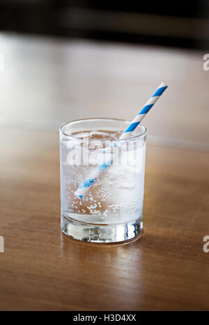 Close-up d'eau gazeuse en verre sur la table en bois à la maison Banque D'Images