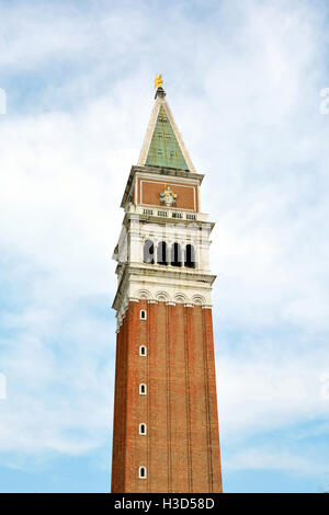 Venise, Vénétie, Italie - 4 septembre 2016 : Bell Tower sur la place Saint Marc de Venise en Italie - Campanile. Banque D'Images