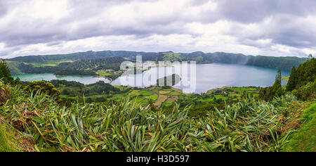 Vue panoramique sur les lacs de Sete Cidades, l'île de São Miguel, Açores, Portugal Banque D'Images