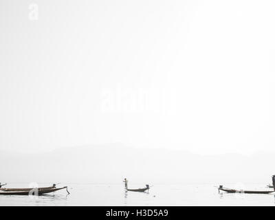 Un pêcheur au milieu de lac Inle au Myanmar (Birmanie). Le village est accessible uniquement par bateau et chaque structure est guindé Banque D'Images