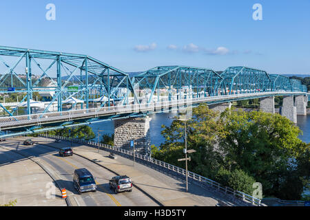 Le Walnut Street traverse la passerelle pour piétons Riverfront Parkway sur son chemin au cours de la rivière Tennessee à Chattanooga, Tennessee Banque D'Images