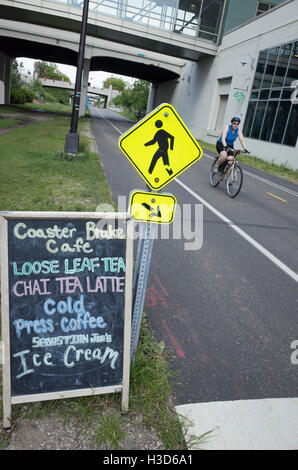 Panneau signe pour pause cafe à Coaster Freewheel Bike Shop par Midtown Greenway bike trail. Minneapolis Minnesota MN USA Banque D'Images