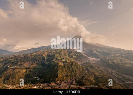 Puissante éruption volcan Tungurahua, grande quantité de cendres assombrissant le ciel bleu clair, Equateur, Amérique du Sud Banque D'Images