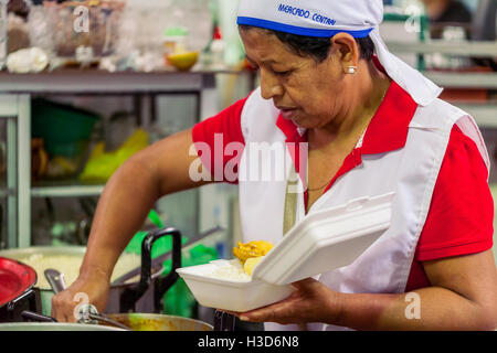 Banos de Agua Santa, Equateur - 23 juin 2016 : Chef de femme non identifiés Banos de Agua Santa est en train de préparer un plat Banque D'Images