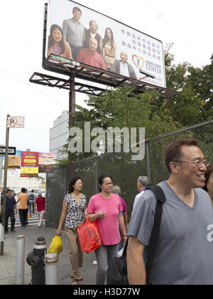 Scène de rue dans le quartier chinois dans le Sunset Park de Brooklyn, New York, 2016. Banque D'Images