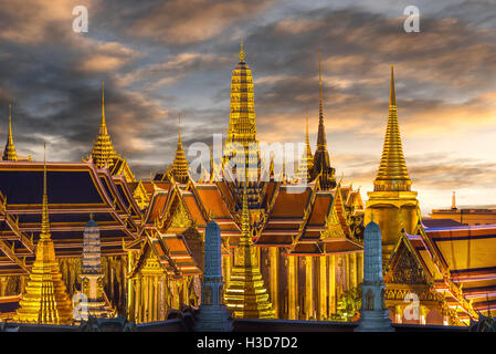 Wat Phra Kaew au crépuscule à Bangkok en Thaïlande Banque D'Images