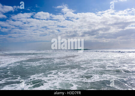 Ocean vagues se briser la puissance de l'eau paysage pittoresque de tempêtes météo photo gros plan Banque D'Images