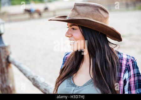 Gros plan du smiling pretty young woman in hat cowgirl Banque D'Images