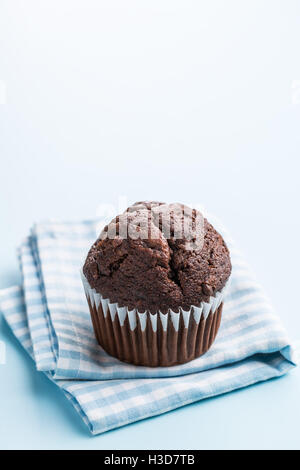 Le muffin au chocolat savoureux sur serviette à carreaux. Banque D'Images