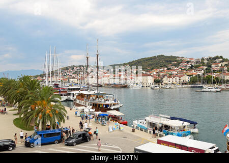 Port de Trogir, Croatie, Trogir est une ville historique de l'UNESCO et le port sur la côte adriatique et une destination touristique populaire Banque D'Images