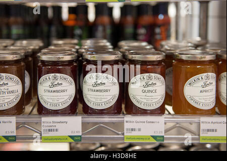 Pots de confiture sur une étagère dans un magasin d'alimentation Banque D'Images