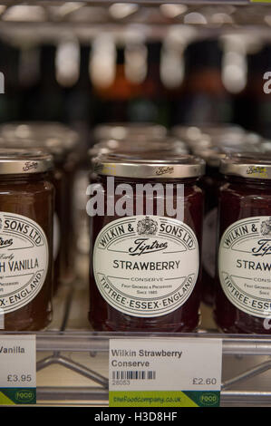 Pots de confiture sur une étagère dans un magasin d'alimentation Banque D'Images