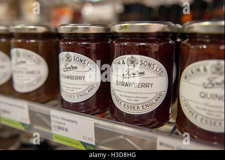 Pots de confiture sur une étagère dans un magasin d'alimentation Banque D'Images